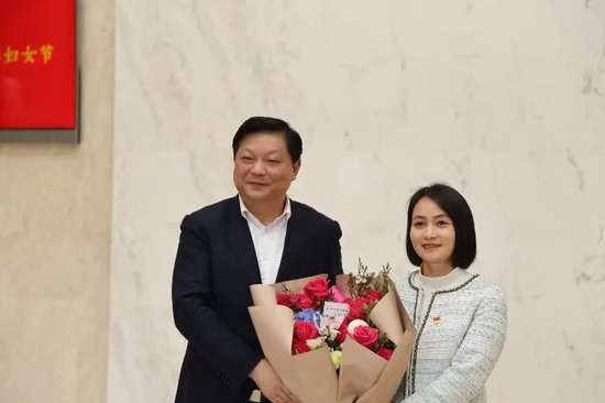 鲜花赠巾帼 情暖妇女节丨长沙经开区党工委书记、长沙县委书记付旭明调研2026世界杯官网 走访慰问优秀女性人才代表徐小英
